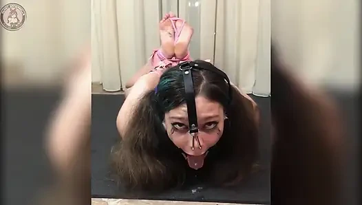 Связанная по рукам и ногам шлюшка, крюк в нос, слюни с кляпом в кольце