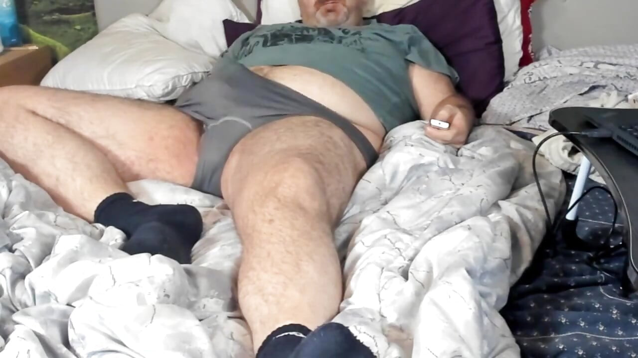 Beruang gemuk berbulu masturbasi dengan pelumas dan mainan seks dan kemudian cum di tangannya.