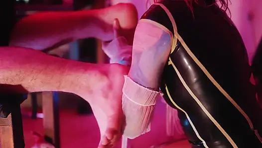 Радость интервью с клоуном в латексе, женское доминирование с щекоткой и игривым контролем