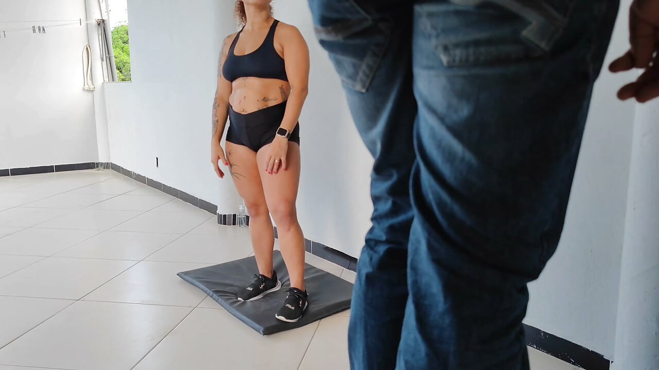 NEIGHBOR OF THE APARTMENT UPSTAIRS GETS ALONG WITH SEEING HOT GIRL DOING EXERCISES ON THE BALCONY OF THE BUILDING