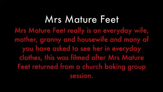 Mrs Mature Feet Strips From Everyday Clothing 416