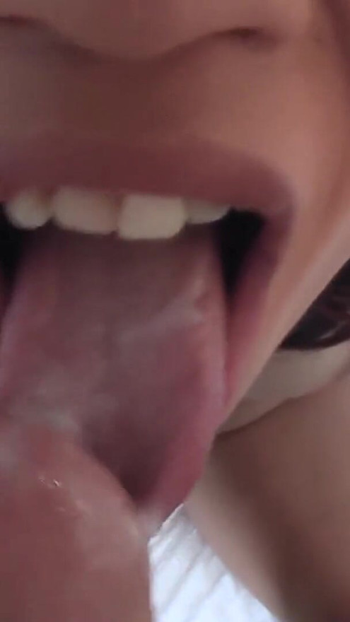 Asiatische Milf besorgt es sich vor der Kamera | Clip 3
