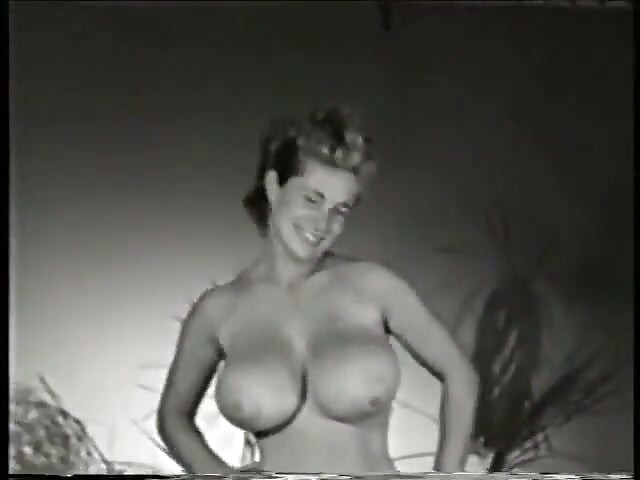 Nena hinchable Virginia Bell en el jardín modela su cuerpo desnudo