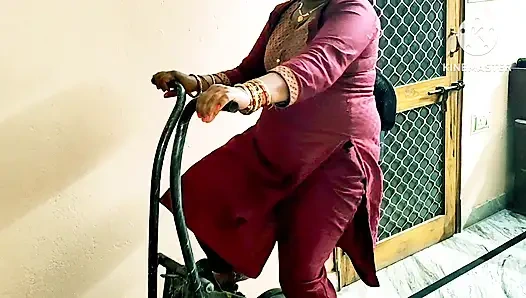 Мастурбация бхабхи в спортзале на хинди