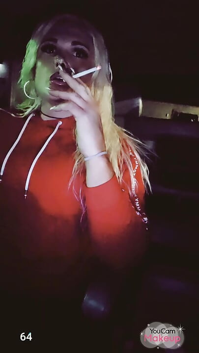 Transsexuală Sexy Fumând Din 120 În Public