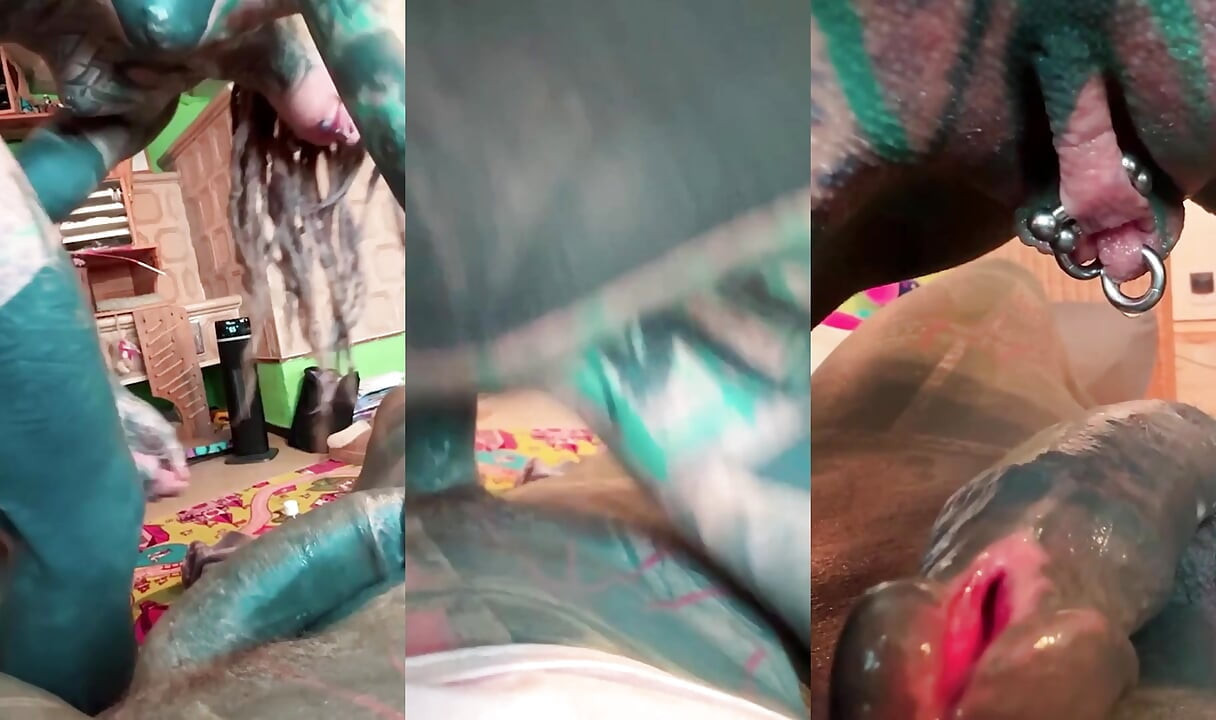 Chica tatuada recibe una follada en POV y un final cremoso
