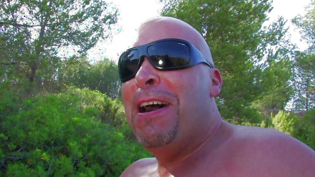 Deux salopes déchaînées se font enculer dans un parc