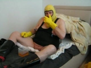 Hr. GSFettUrin in black n red Gummistiefel wallowing in piss