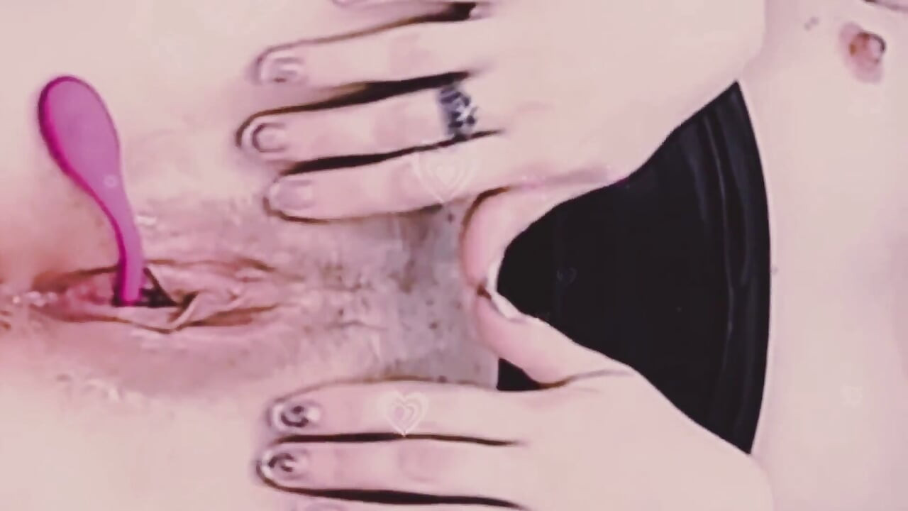 Hrála si se svým didelotem a vibrátorem, dokud neměla orgasmus