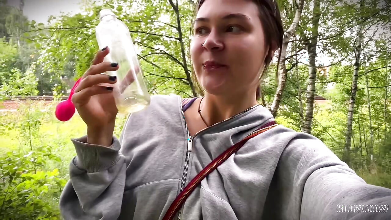 Extremes Öffentliches Pissespiel Im Park - Drinks & Gurgelt Volle Flasche