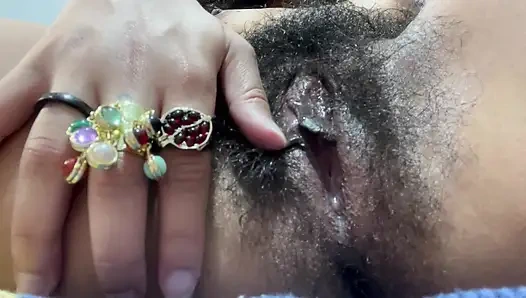 Nahaufnahme: behaarte göttin massiert ihre nasse muschi