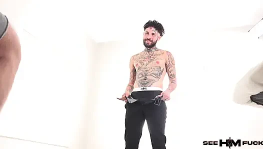 Татуированная Tatte Tommy трахает киску Sandy Love голой за кулисами!