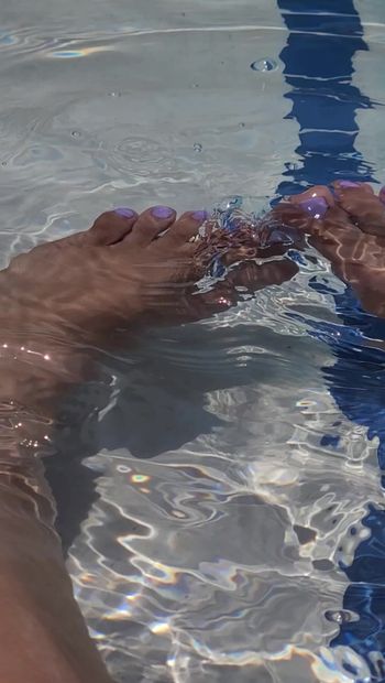 Spelen in het water met mijn mooie voeten