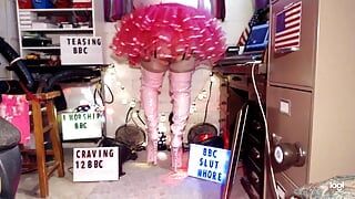 Slut-balla con gli stivali a spillo della sissy sissy lento in culona rosa e 9" bbc troia con tacchi a spillo.