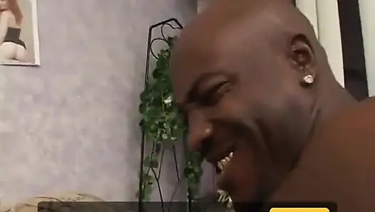 Белая телочка отсасывает черному мужику