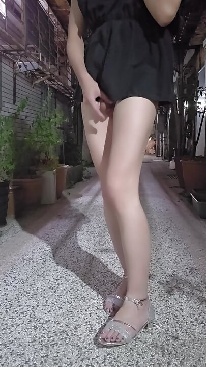 Pseudo-Mädchen Tingxuan masturbiert draußen mit Analverkehr und springenden Eiern