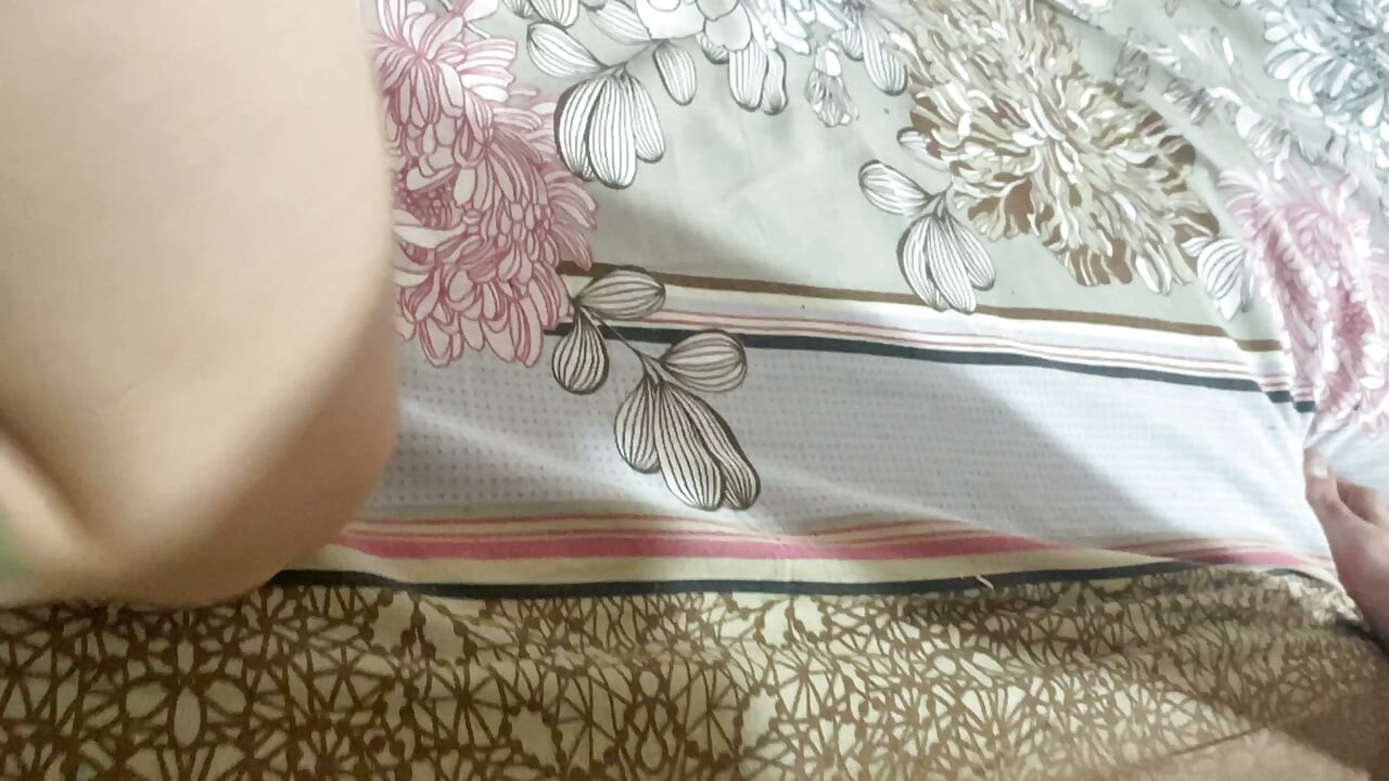 그는 내 팬티를 찢어버리고 털 많은 내 보지를 박아댔다