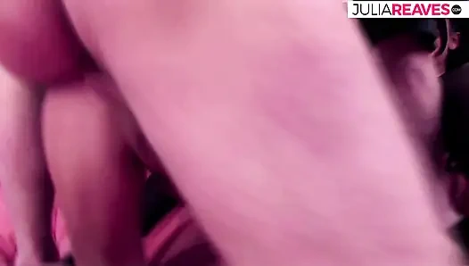 Istrinya pengen dientot sama sahabatnya di seks threesome