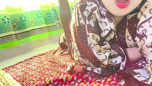 Güzel bir yengeyi odasında azgınken sikiyor ve kocası ofise gidiyor