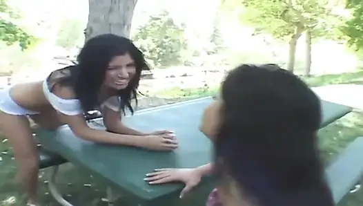Azgın esmer kızlar sert sikişmeden önce açık havada birbirlerini yalıyor