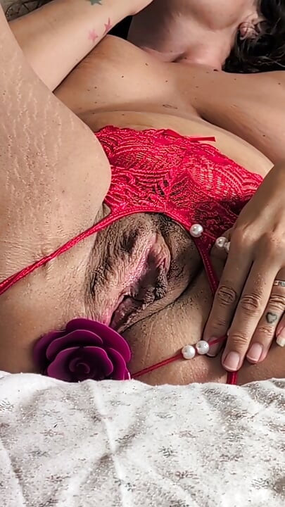 Milf Maggie plays with her new toys