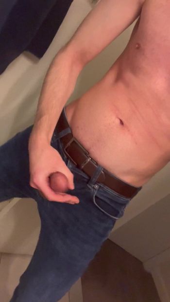 Il giovane stallone si masturba in jeans
