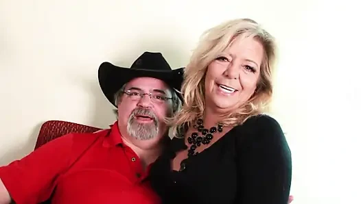 Sexy blondine mit dicken möpsen liebt den jungen schwanz in der muschi im mund