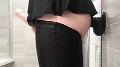 Un femboy à gros cul en jupe et latex jouit en baisant un énorme gode noir sans les mains