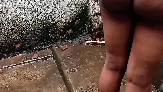 Kıvrımlı kız arkadaş dışarıda çiçek açıyor, çıplak kendini hissediyor