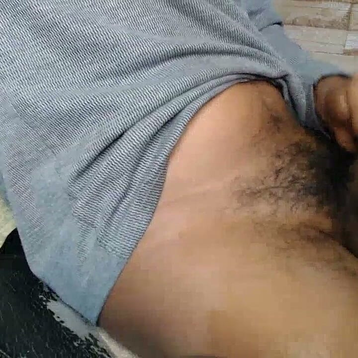 Un hombre juega solo con su enorme bulto antes de eyacular