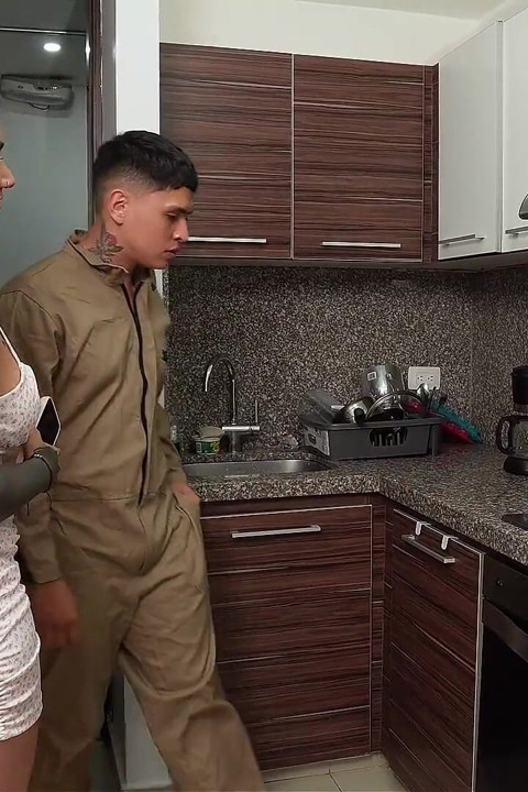 Latina Butt Wants Her Plumber to Fuck Her with His Big Cock - Larolax