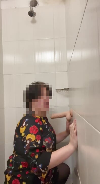 زن چاق فم بوی کراسدرسر که زیر دوش با دیلدو بازی می کنه