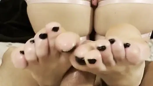 A Footjob and a Best Friend Well Served