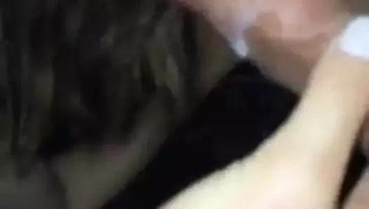 Corno filma esposa tomando porra do macho glory hole