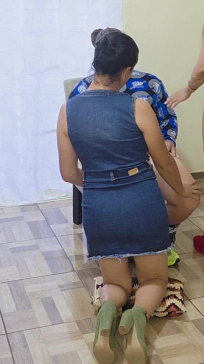 Üvey anne ve büyük götlü gelin ateşli iki kadın bir erkek üçlü grup sekste lezzetli seks yapıyor | Klip 1