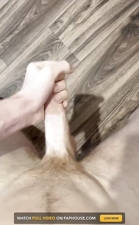 Twink - Éjaculation Longue. Explosion D’éjaculation Excitée, Éjaculation Sur Le Sol, Jambes Poilues, Bras Et Abdominaux Sexy.