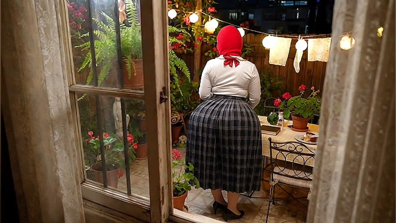 Big Ass Schoolgirl in Uniform Spied in the Backyard