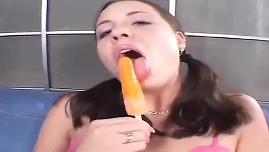 Geiles schätzchen stopft muschi mit aufschmelzendem Popsicle für intensive lecken