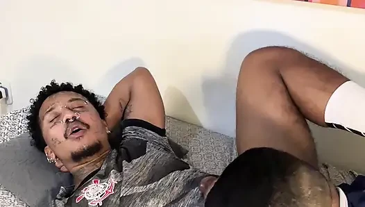 Takımın gömleğiyle kıçımı yedi ve yine de güzelce boşalmamı sağladı