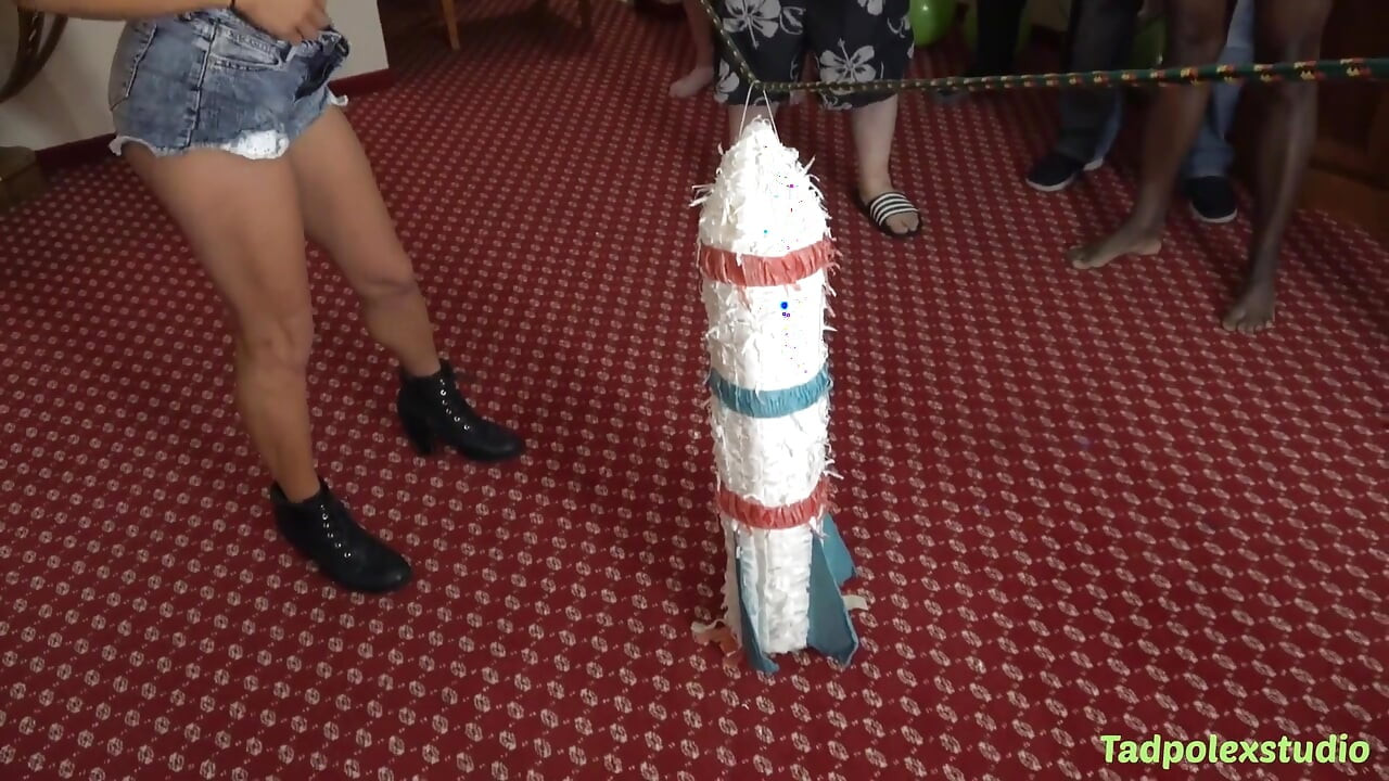 Maria jade di-gangbang di pesta ulang tahun ke-50 moon landing