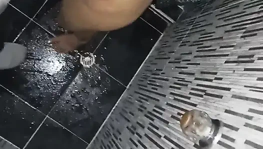 Коллега пригласила меня в ее дом и даже ее ванная, и это произошло в Соединенных Штатах