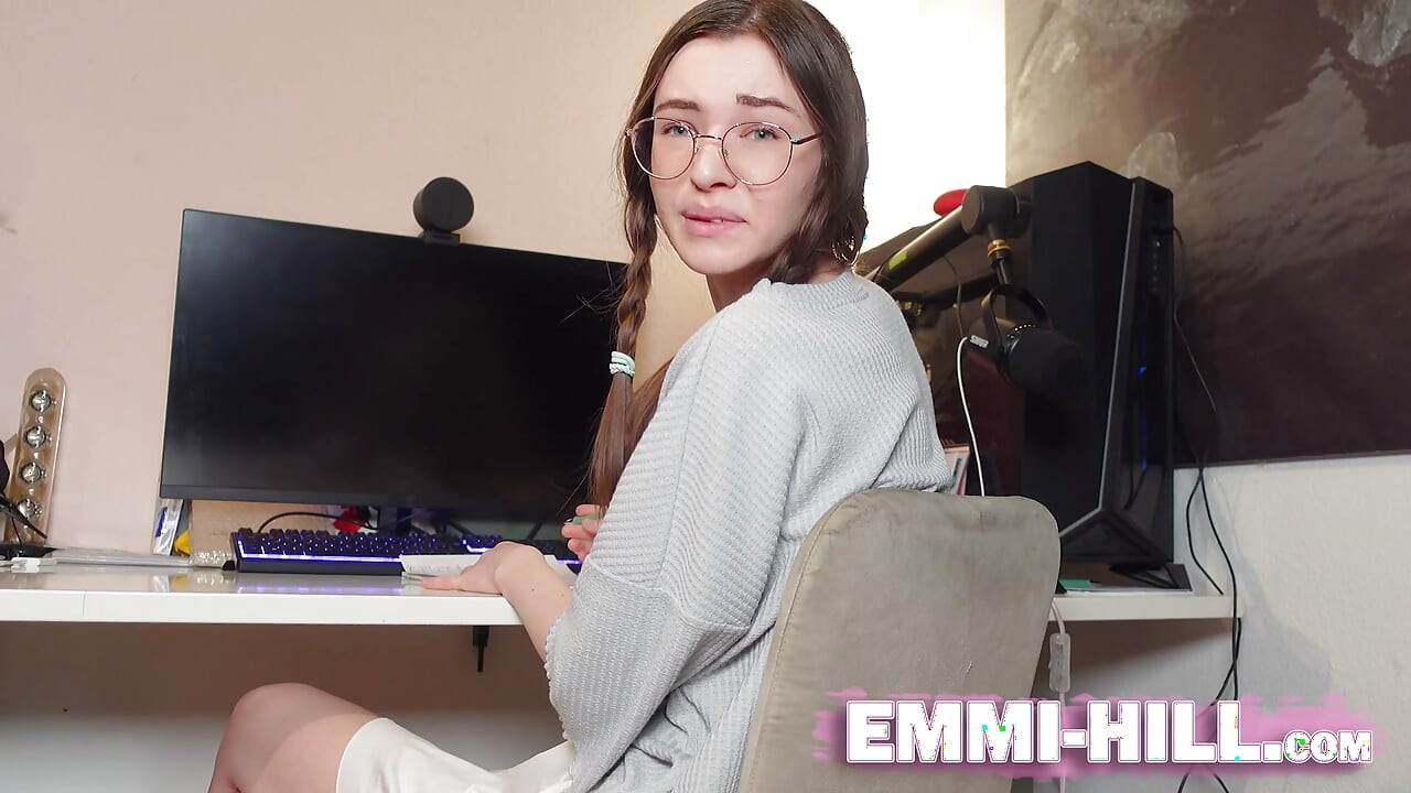 Kompilacija! Njemačka mršava cura s malim sisama i najvećim usnama jebe samu sebe