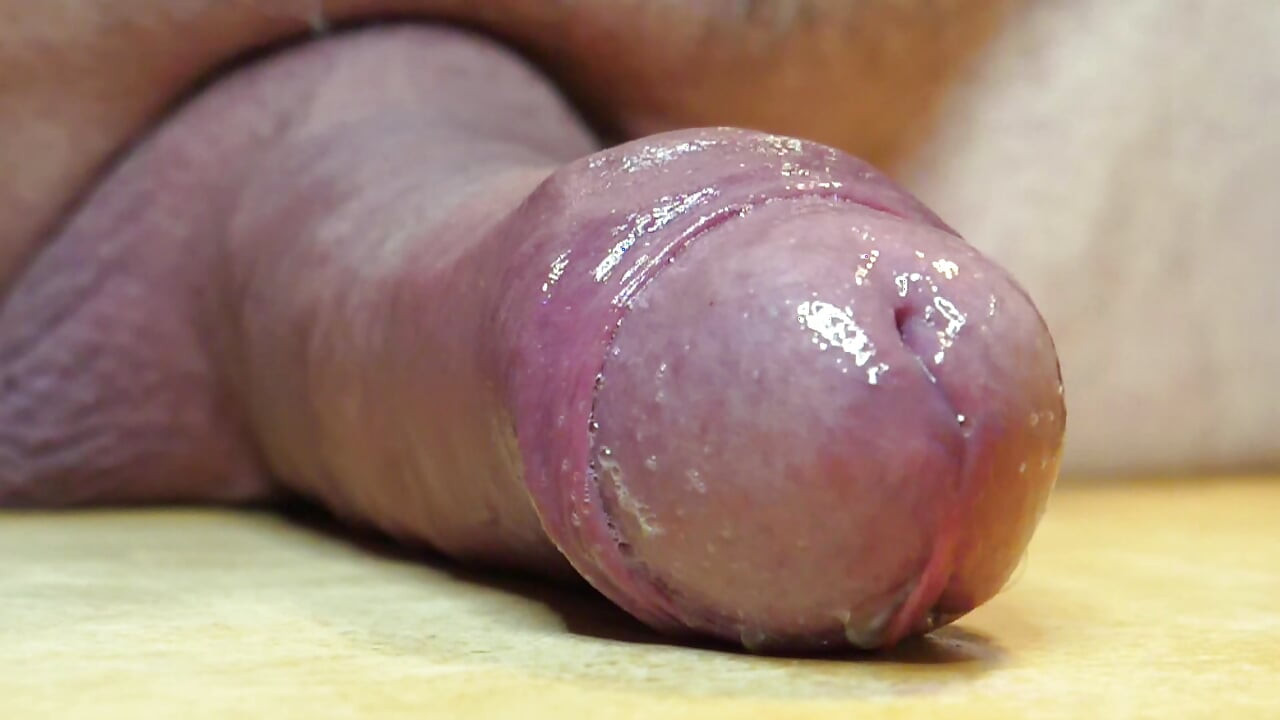 POV - ไม่ขลิบหนังหุ้มปลายลึงค์, หัวเห็ดใหญ่, ลูบหัวอัตโนมัติบนโต๊ะและยิงน้ําเงี่ยนอย่างดุร้ายและเสียงสด