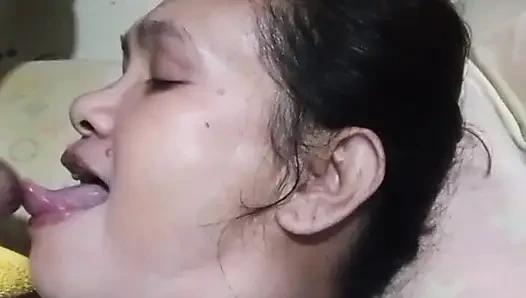 bermain 69 saat dia blojob dan menghadap ke kamera.