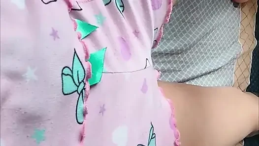 Üvey kız pijamalarıyla beni baştan çıkarıyor ve sonunda ona her yerinden dokunuyorum