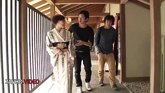 Threesome Bliss: Petualangan sepong kontol erotis aoi mizuno di luar ruangan