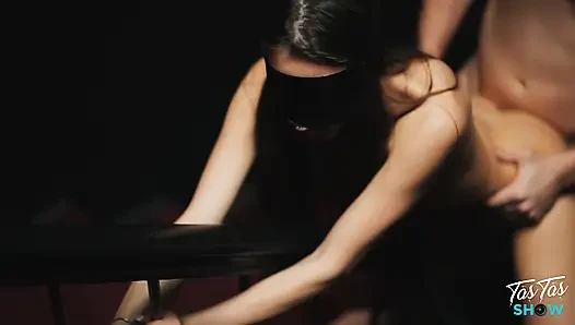 Muhteşem esmer kulüpte bir yabancı tarafından sikiliyor - glory hole