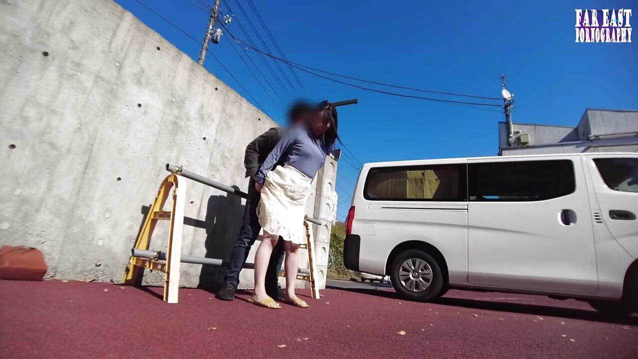 Kjolsidan retas där slick grazing förvandlas till omedelbar klimax i ögonblicket hon sjunker in - 1