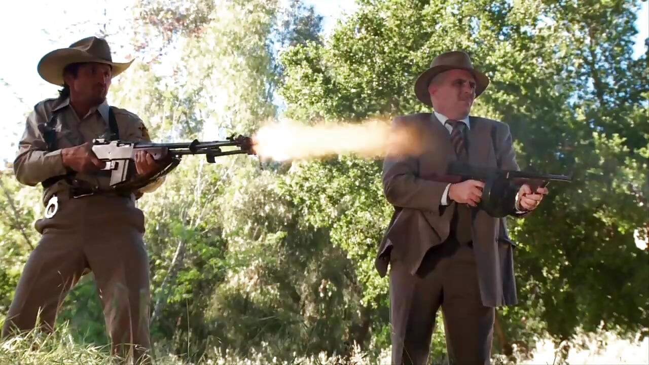 זרים מזדיינים בחוץ