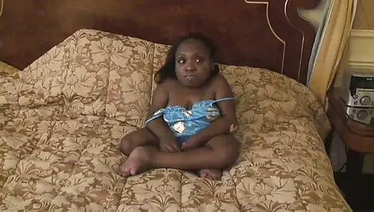 Zenci cücenin karnına püskürtülüyor